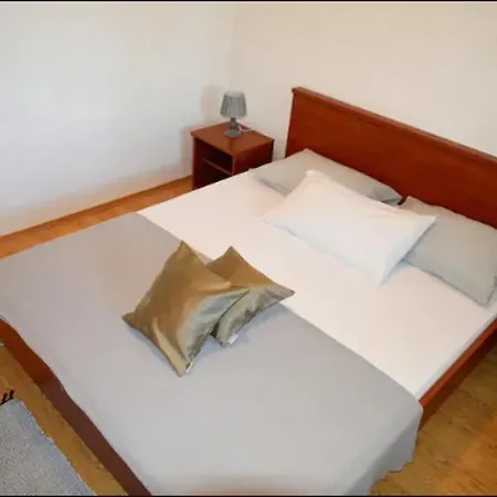 Beachside - Sleeps 5 Parking & Views