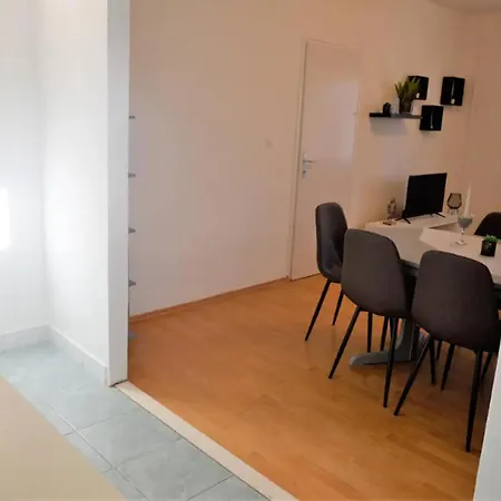 Beachside - Sleeps 5 Parking & Views *