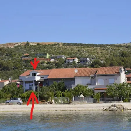 Beachside - Sleeps 5 Parking & Views