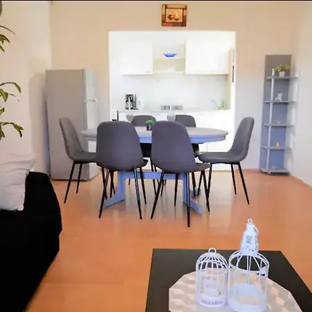 Beachside - Sleeps 5 Parking & Views
