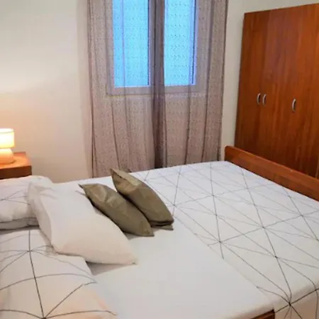 Beachside - Sleeps 5 Parking & Views *